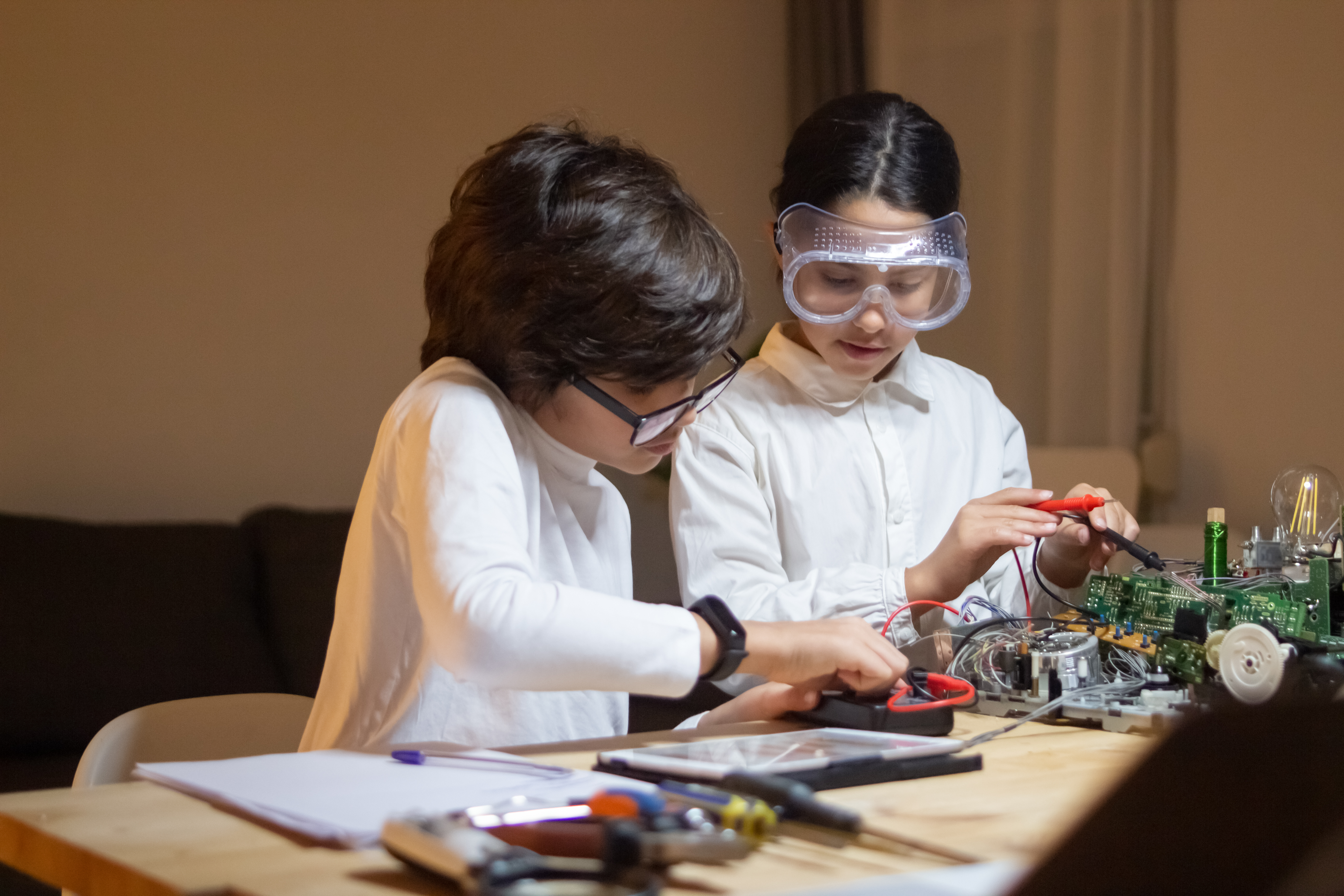 /cache/mohtava/focused-children-doing-experiment-physics-together.jpg